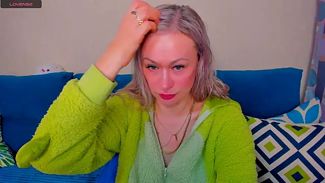 Snapshot of EllenMoore chatting on 10.19.25 EllenMoore online show from 10.19.25