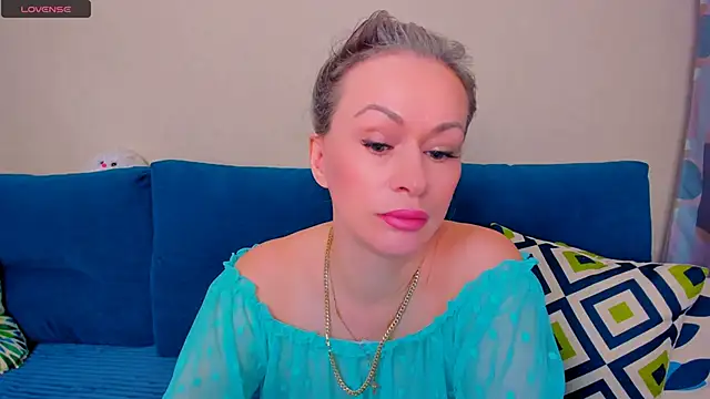 Snapshot of EllenMoore chatting on 10.23.25 EllenMoore online show from 10.23.25