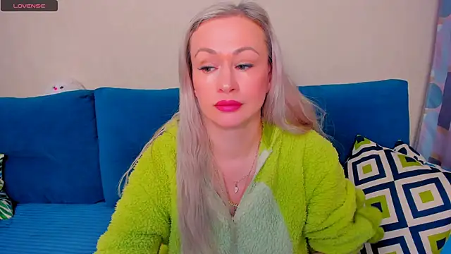 Snapshot of EllenMoore chatting on 10.26.25 EllenMoore online show from 10.26.25