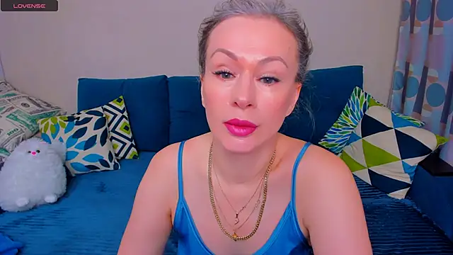 Snapshot of EllenMoore chatting on 11.04.25 EllenMoore online show from 11.04.25