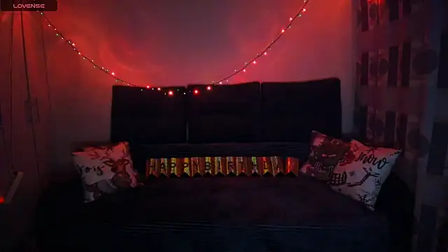 Snapshot of EllenMoore chatting on 12.15.25 EllenMoore online show from 12.15.25