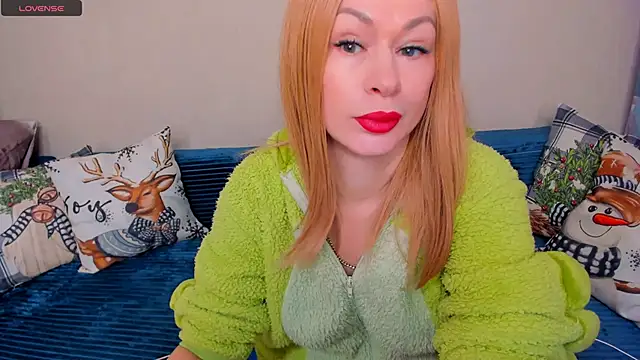 Snapshot of EllenMoore chatting on 12.17.25 EllenMoore online show from 12.17.25