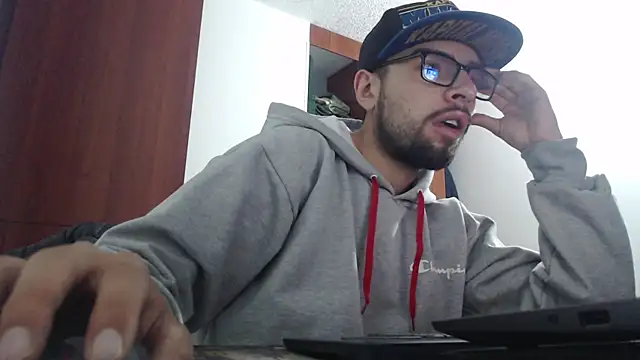 Snapshot of fvckolombianguyy chatting on 02.10.25 fvckolombianguyy online show from 02.10.25