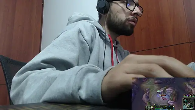 Snapshot of fvckolombianguyy chatting on 02.18.25 fvckolombianguyy online show from 02.18.25