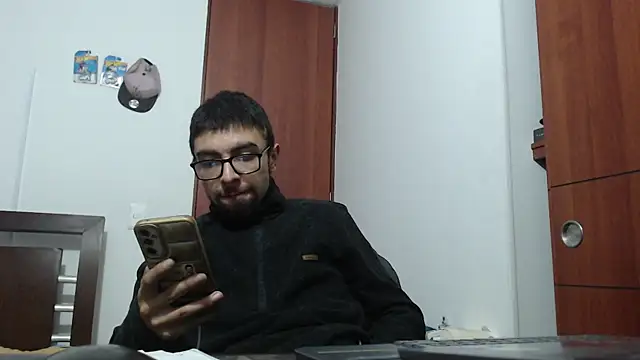 Snapshot of fvckolombianguyy chatting on 02.21.25 fvckolombianguyy online show from 02.21.25