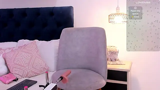 Snapshot of Dulce_andrea__ chatting on 06.18.26 Dulce andrea online show from 06.18.26