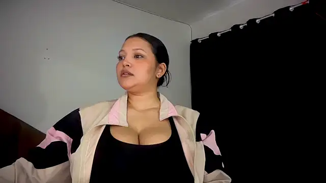 Snapshot of MarcellaGriffin chatting on 11.10.25 MarcellaGriffin online show from 11.10.25