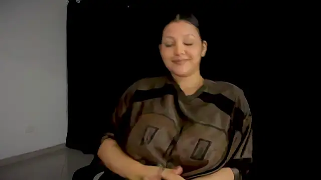 Snapshot of MarcellaGriffin chatting on 11.18.25 MarcellaGriffin online show from 11.18.25