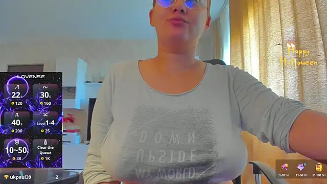 Snapshot of hot_evil_queen chatting on 10.19.25 hot evil queen online show from 10.19.25