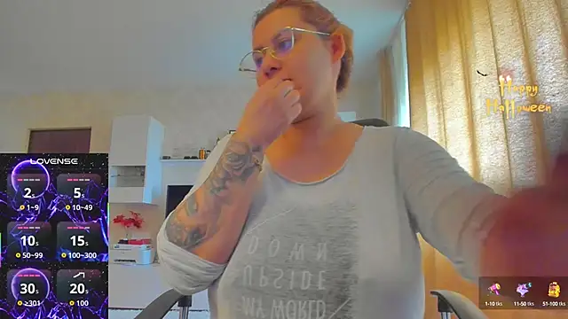 Snapshot of hot_evil_queen chatting on 10.23.25 hot evil queen online show from 10.23.25