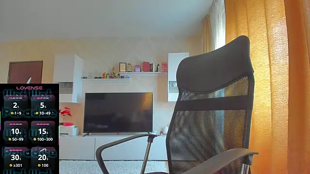 Snapshot of hot_evil_queen chatting on 11.13.25 hot evil queen online show from 11.13.25