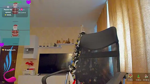 Snapshot of hot_evil_queen chatting on 12.14.25 hot evil queen online show from 12.14.25