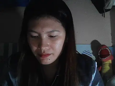 Snapshot of leamorena chatting on 12.15.25 leamorena online show from 12.15.25