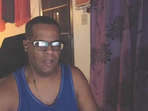 Snapshot of thesugar32 chatting on 10.03.25 thesugar32 online show from 10.03.25