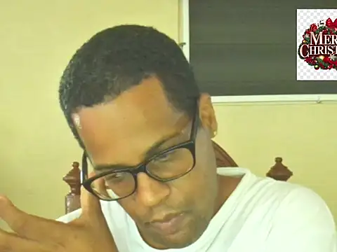 Snapshot of thesugar32 chatting on 12.05.25 thesugar32 online show from 12.05.25