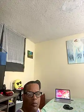 Snapshot of thesugar32 chatting on 12.17.25 thesugar32 online show from 12.17.25