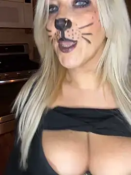 Snapshot of LittleMissEeve chatting on 10.25.25 LittleMissEeve online show from 10.25.25