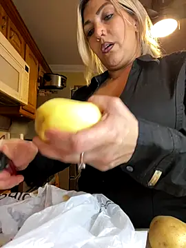 Snapshot of LittleMissEeve chatting on 11.04.25 LittleMissEeve online show from 11.04.25