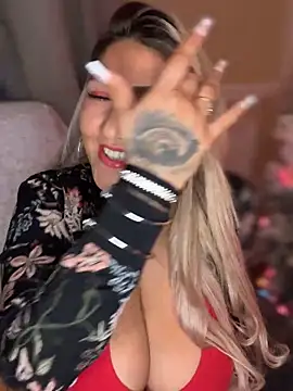 Snapshot of LittleMissEeve chatting on 12.04.25 LittleMissEeve online show from 12.04.25