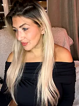 Snapshot of LittleMissEeve chatting on 12.17.25 LittleMissEeve online show from 12.17.25