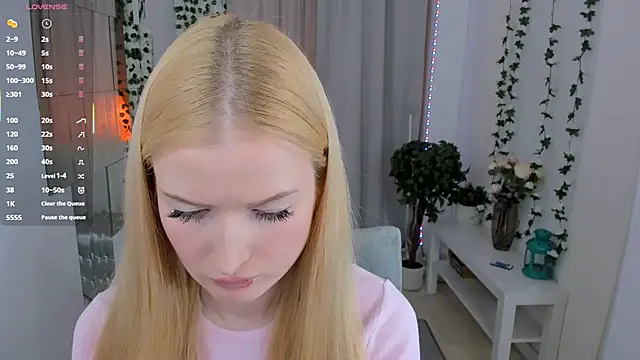 Snapshot of Laly_Peach chatting on 11.23.25 Laly Peach online show from 11.23.25