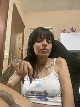 Snapshot of Sarah-safada chatting on 12.16.25 Sarah-safada online show from 12.16.25