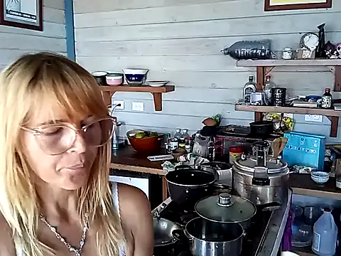 Snapshot of Luna-Natural chatting on 01.15.25 Luna-Natural online show from 01.15.25