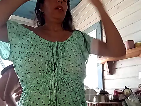 Snapshot of Luna-Natural chatting on 02.07.25 Luna-Natural online show from 02.07.25