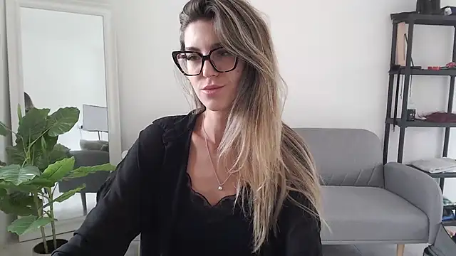 Snapshot of nicole_98 chatting on 11.19.25 nicole 98 online show from 11.19.25