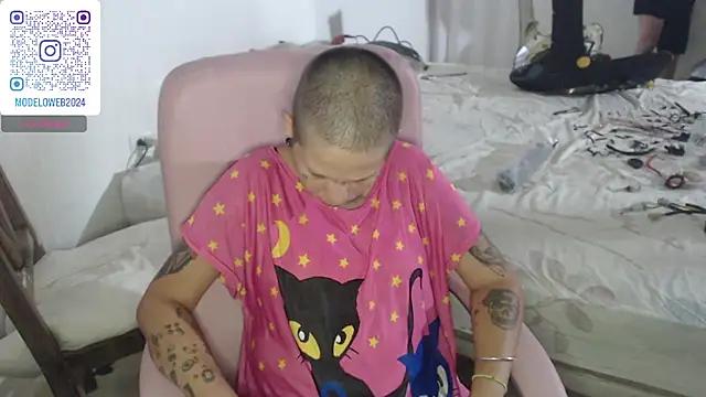 Snapshot of moon_cat85 chatting on 02.06.25 moon cat85 online show from 02.06.25