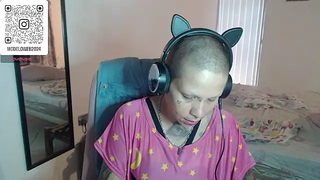 Snapshot of moon_cat85 chatting on 03.06.25 moon cat85 online show from 03.06.25