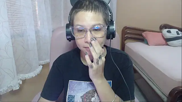 Snapshot of moon_cat85 chatting on 09.20.25 moon cat85 online show from 09.20.25