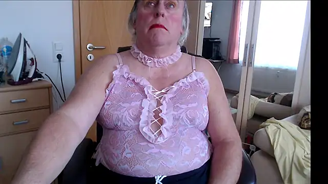 Snapshot of Sissygera chatting on 01.08.25 Sissygera online show from 01.08.25