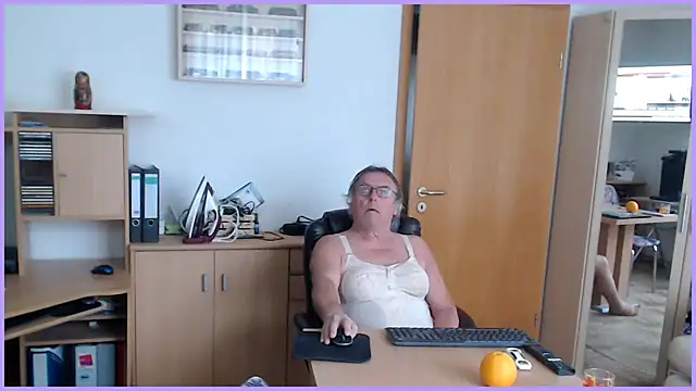 Snapshot of Sissygera chatting on 10.12.25 Sissygera online show from 10.12.25