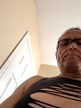 Snapshot of bobby69cock chatting on 11.16.25 bobby69cock online show from 11.16.25