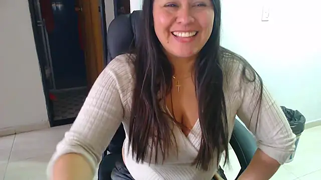Ixchel Anaid online show from 10.17.25