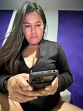 Snapshot of Ixchel_Anaid chatting on 11.19.25 Ixchel Anaid online show from 11.19.25