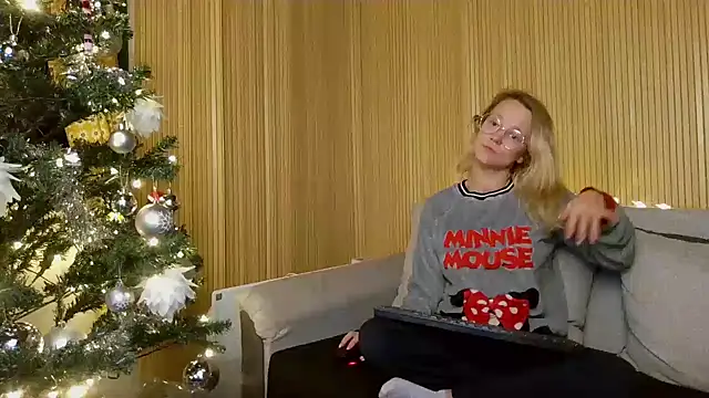 Snapshot of little-leni chatting on 12.06.24 little-leni online show from 12.06.24