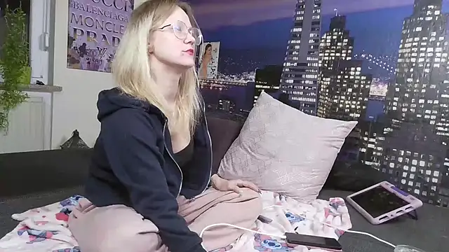 Snapshot of little-leni chatting on 01.28.25 little-leni online show from 01.28.25