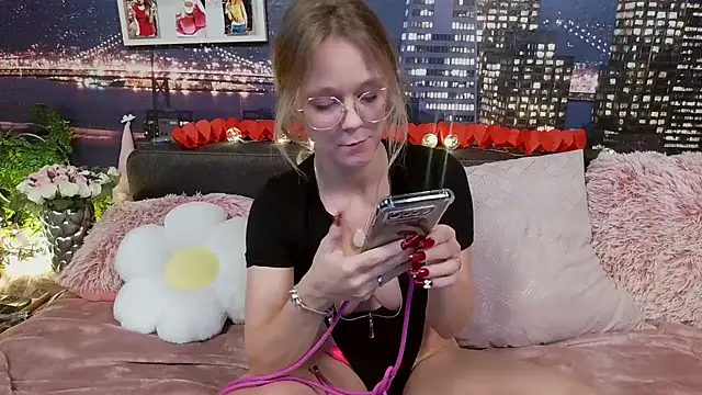 Snapshot of little-leni chatting on 02.16.25 little-leni online show from 02.16.25