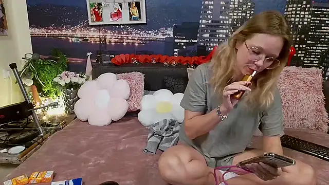 Snapshot of little-leni chatting on 02.19.25 little-leni online show from 02.19.25