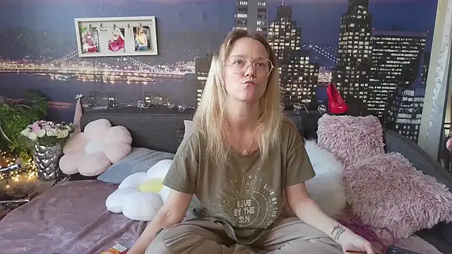 Snapshot of little-leni chatting on 03.09.25 little-leni online show from 03.09.25