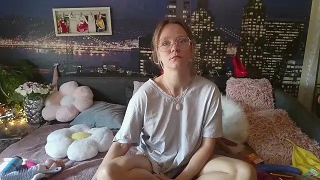 Snapshot of little-leni chatting on 03.10.25 little-leni online show from 03.10.25