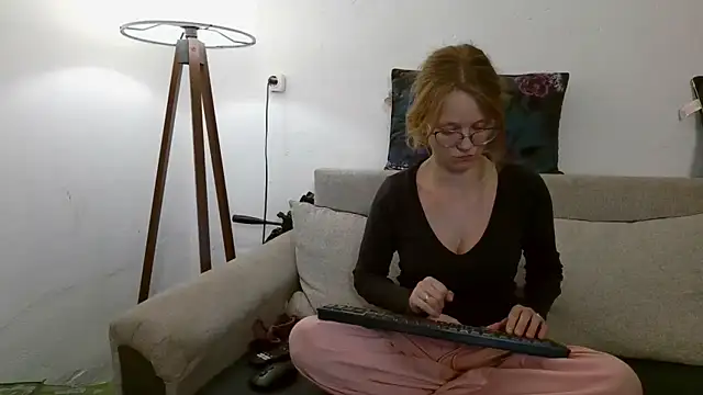 Snapshot of little-leni chatting on 09.20.25 little-leni online show from 09.20.25