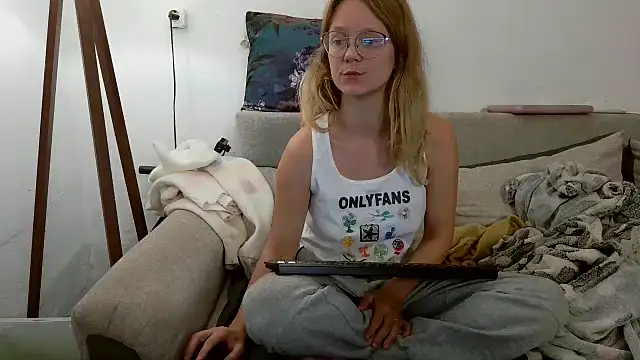 Snapshot of little-leni chatting on 09.27.25 little-leni online show from 09.27.25