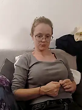 Snapshot of little-leni chatting on 10.10.25 little-leni online show from 10.10.25