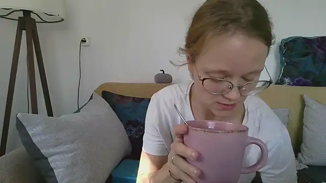 Snapshot of little-leni chatting on 10.23.25 little-leni online show from 10.23.25