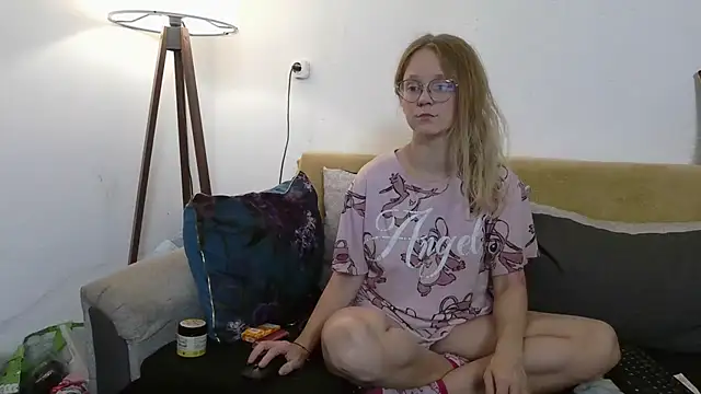 Snapshot of little-leni chatting on 11.04.25 little-leni online show from 11.04.25