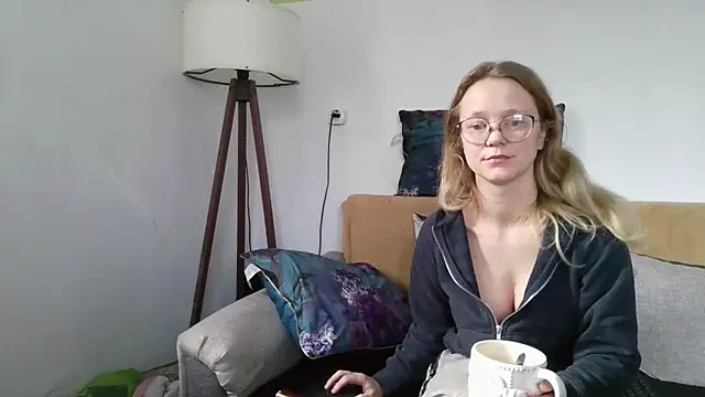 Snapshot of little-leni chatting on 11.25.25 little-leni online show from 11.25.25