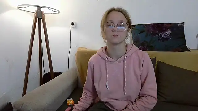 Snapshot of little-leni chatting on 12.02.25 little-leni online show from 12.02.25